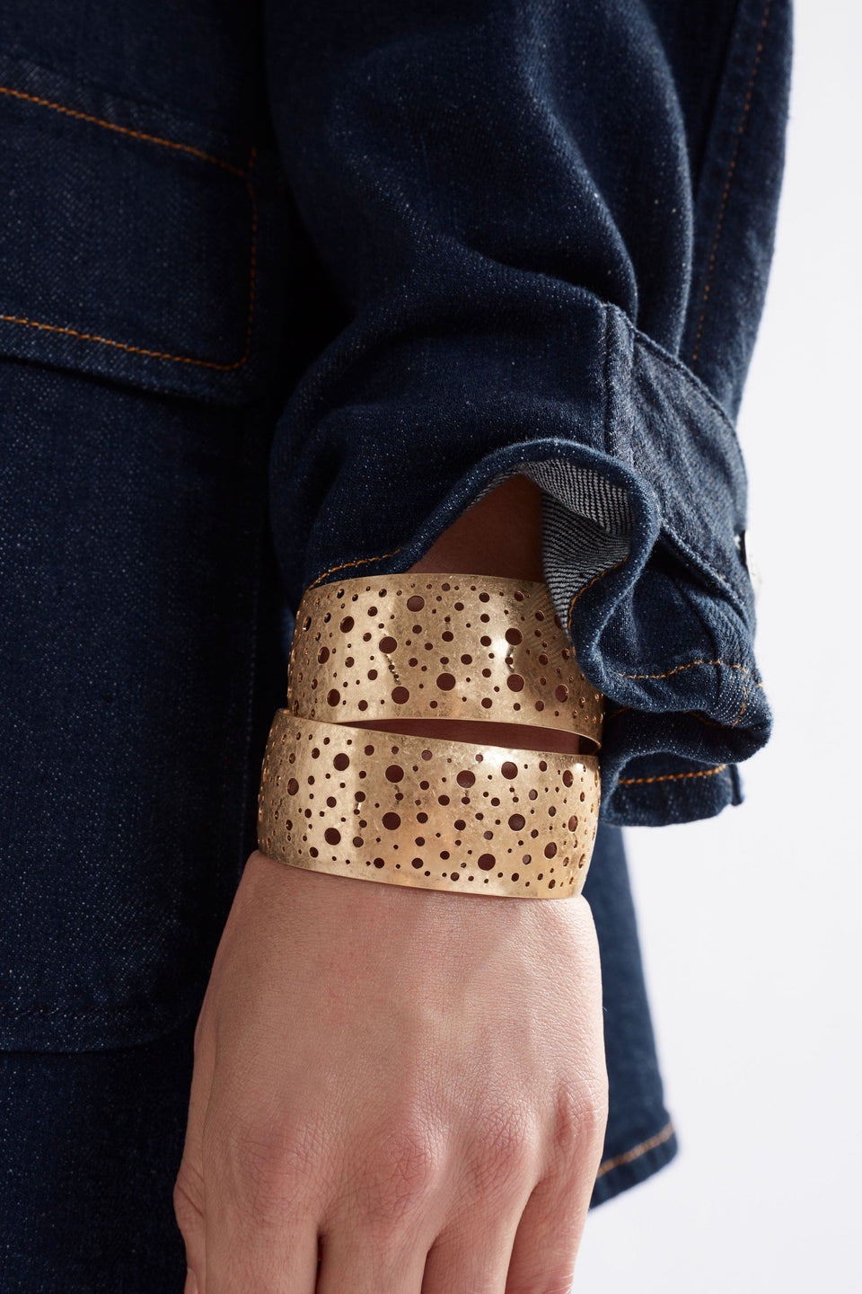 Hulle Small Holes Metallic Cuff model detail | GOLD