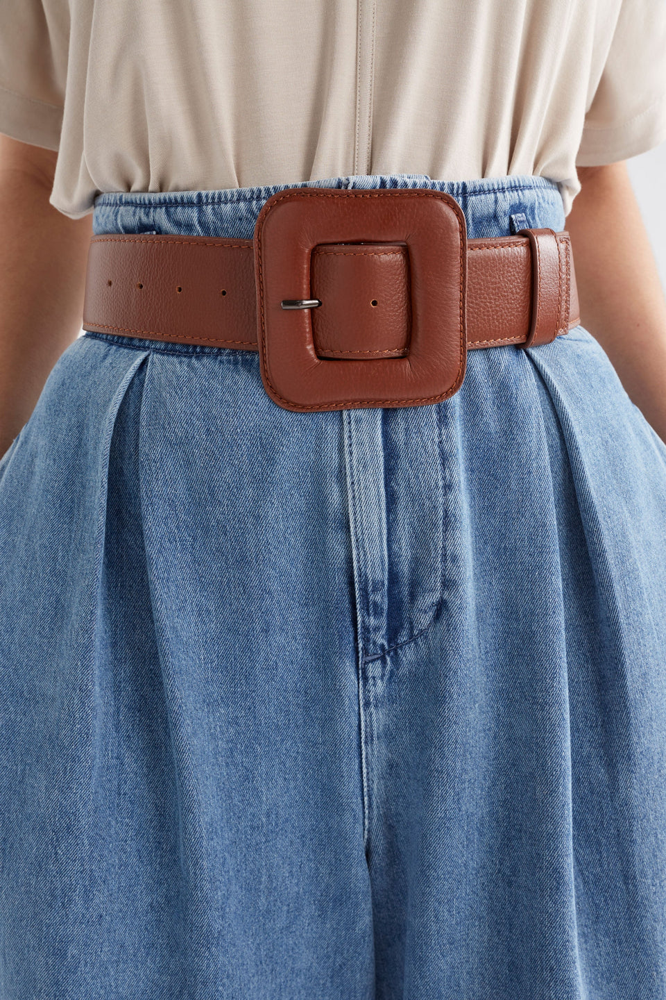 Trin Chunky Leather Belt with Large Square Leather Buckle Model Detail | TAN