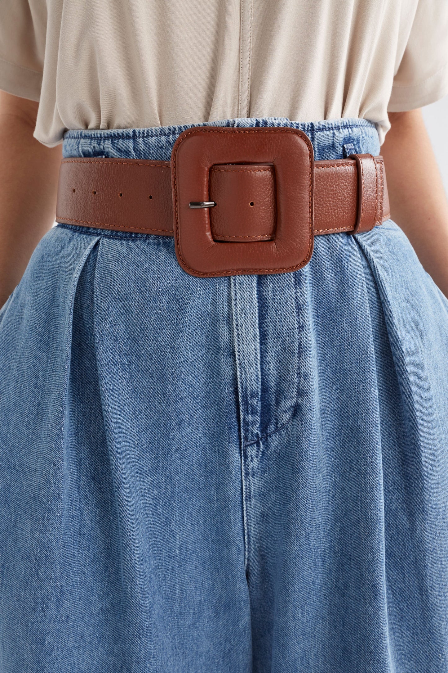 Trin Chunky Leather Belt with Large Square Leather Buckle Model Detail | TAN