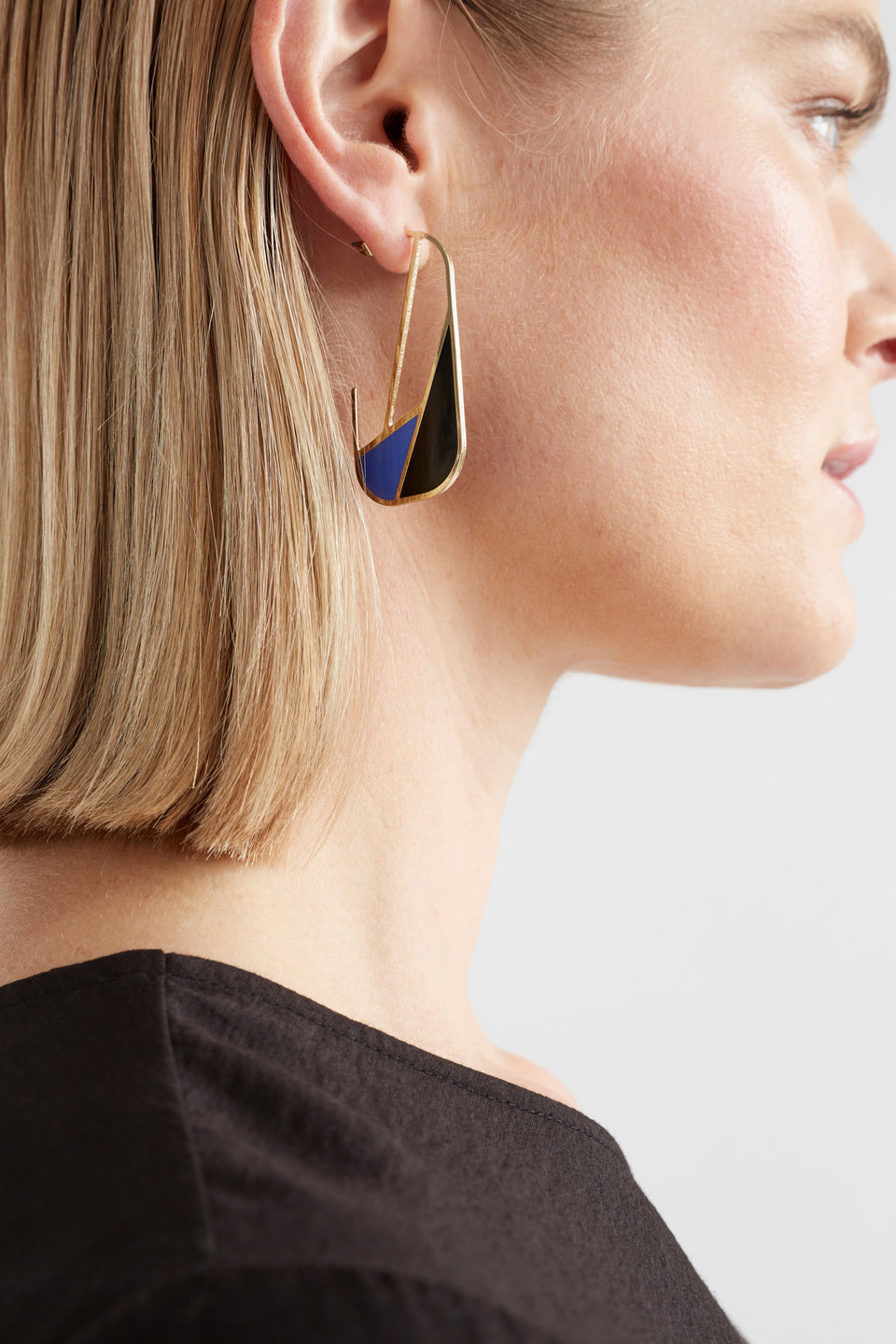 Mond Metal and Enamel Spliced Geometric Hoop Earring Model crop | GOLD