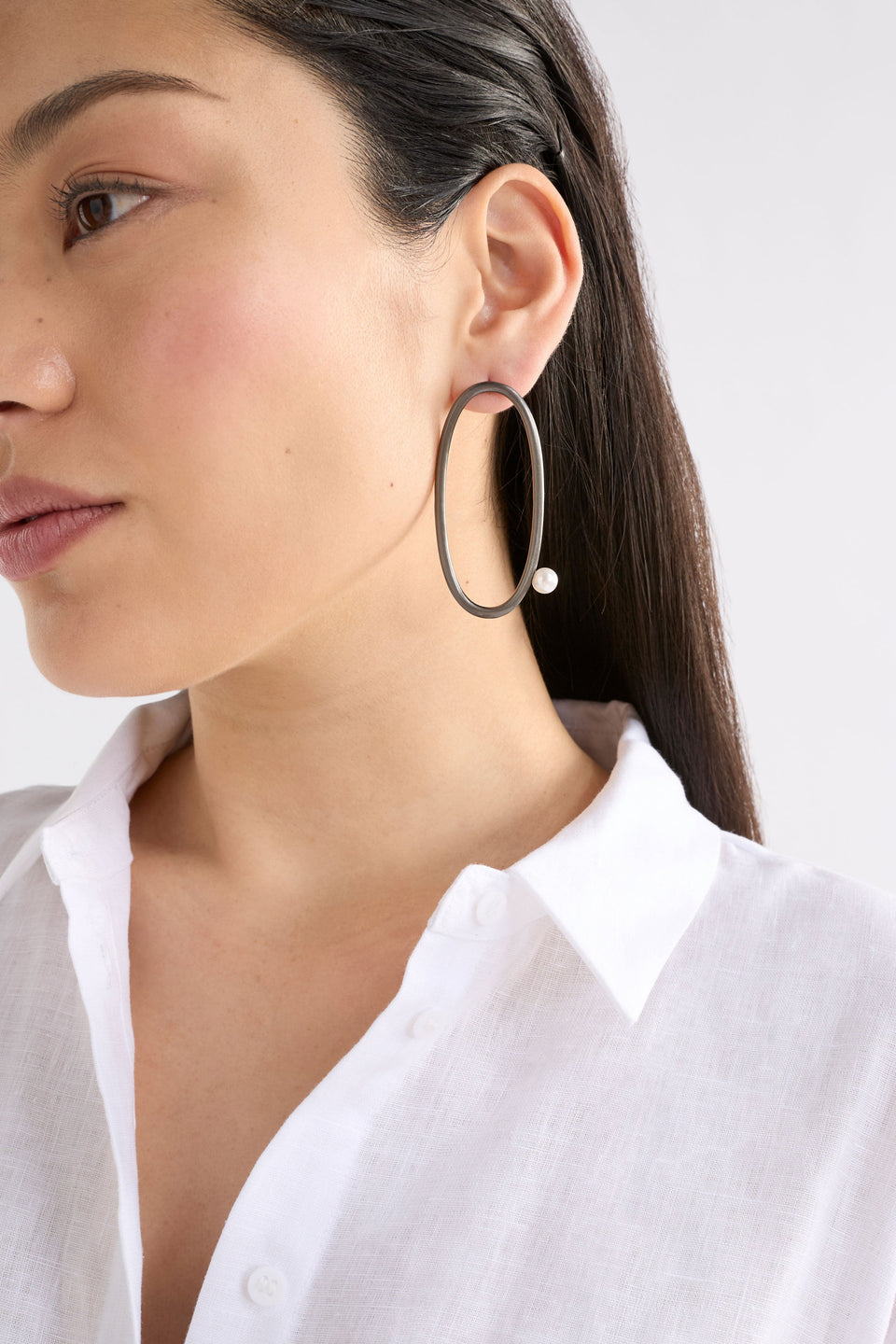Ahas Fine Metal Asymmetric Loop Stud Drop Earring Model Detail | GUNMETAL