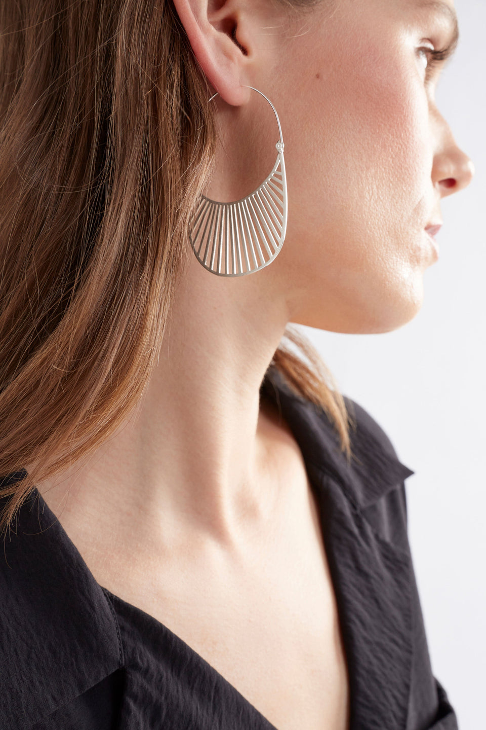Solsken Sunray Cut-out Hoop Earring Model | GOLD