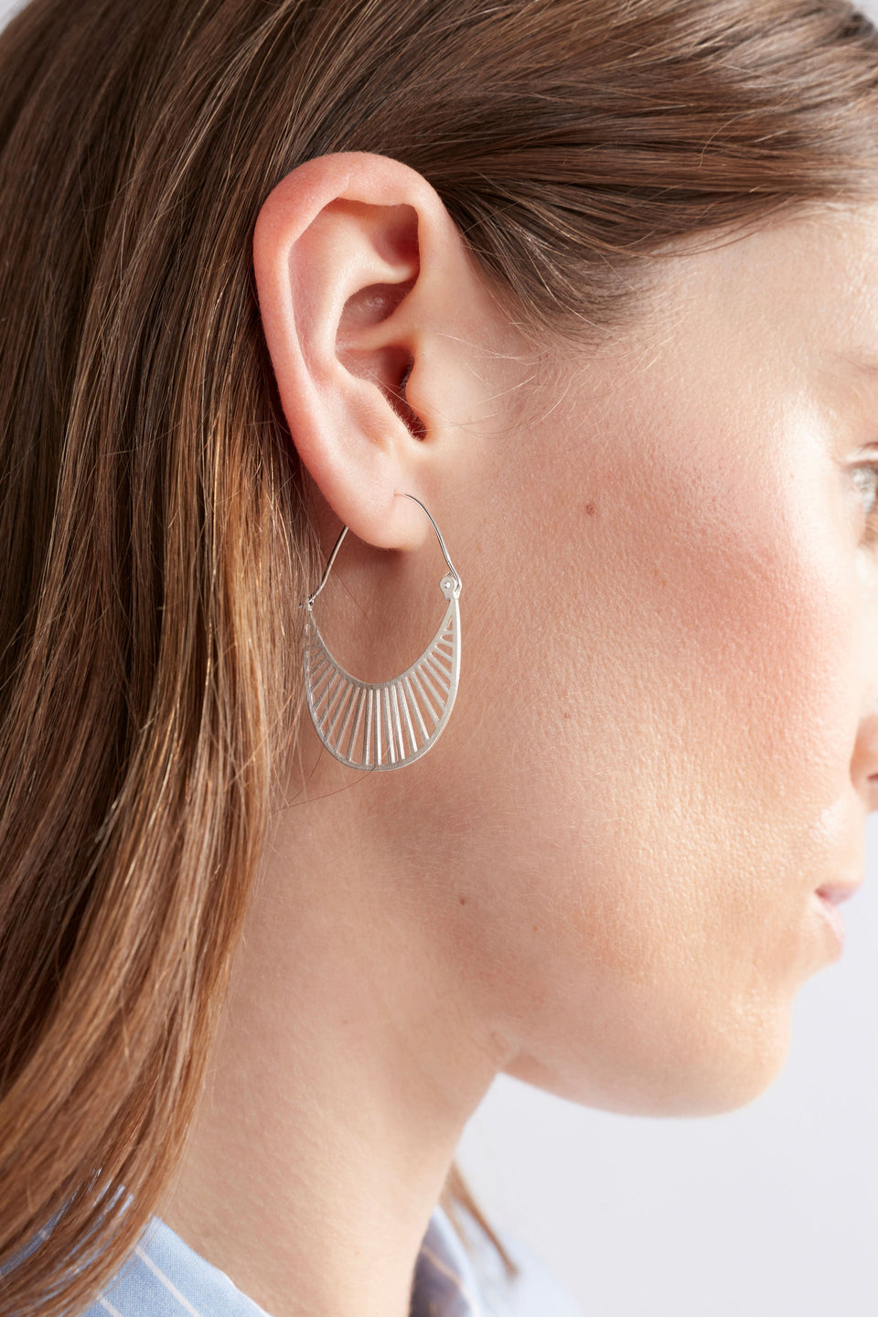 Solsken Small Oblong Sunray Cut-out Hoop Earring model | GOLD