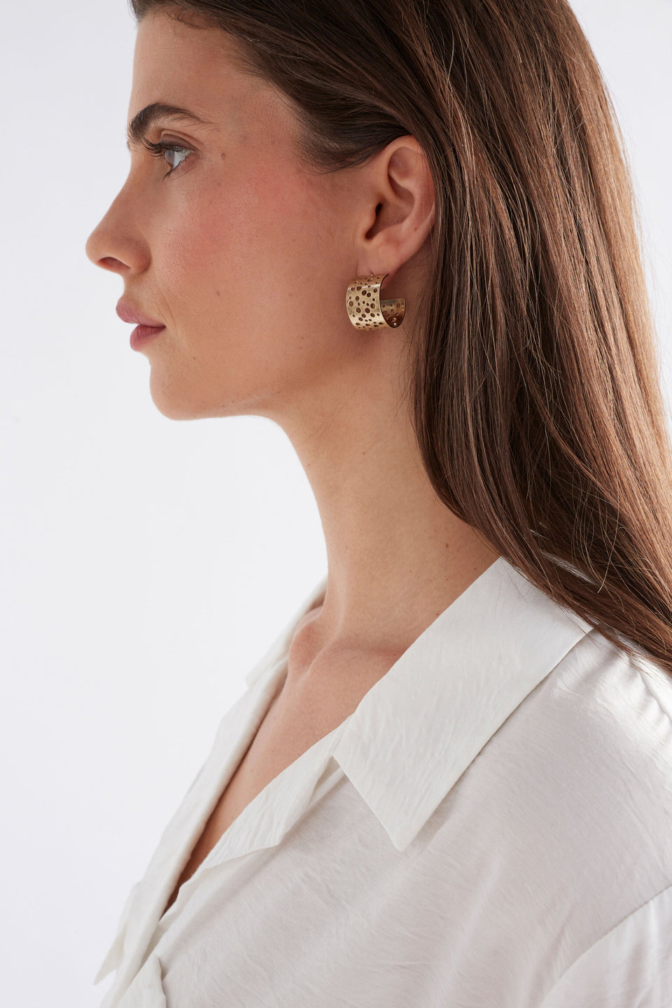 Hulle Tiny Metal Stud Earring with Small Hole Design model | GOLD