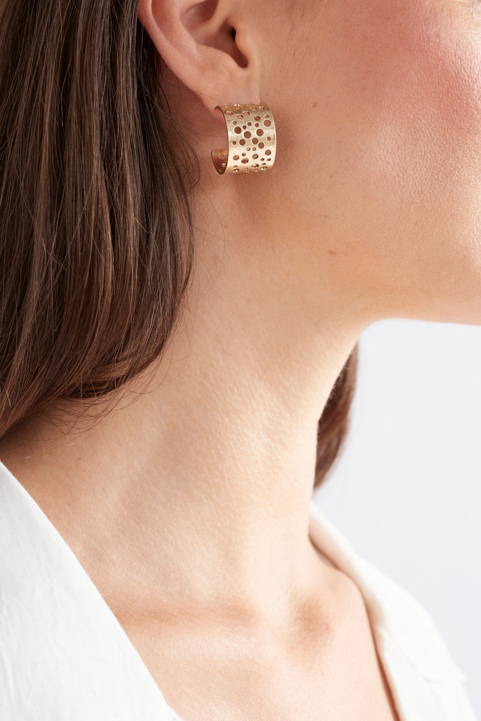 Hulle Tiny Metal Stud Earring with Small Hole Design model crop | GOLD