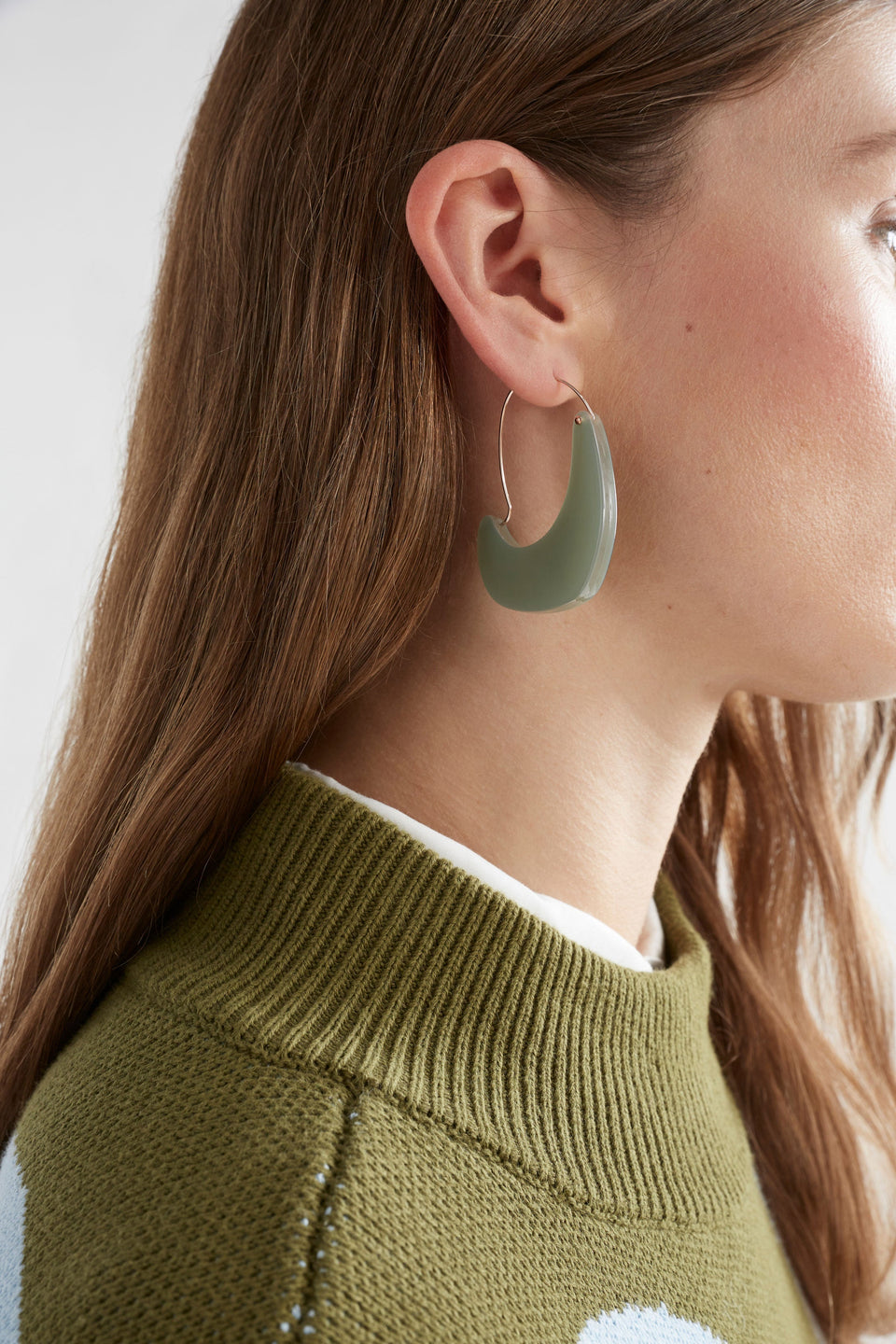 Neve Coloured Sculptural & Bead Fine Metal Hoop Earring Model | LIGHT PINK