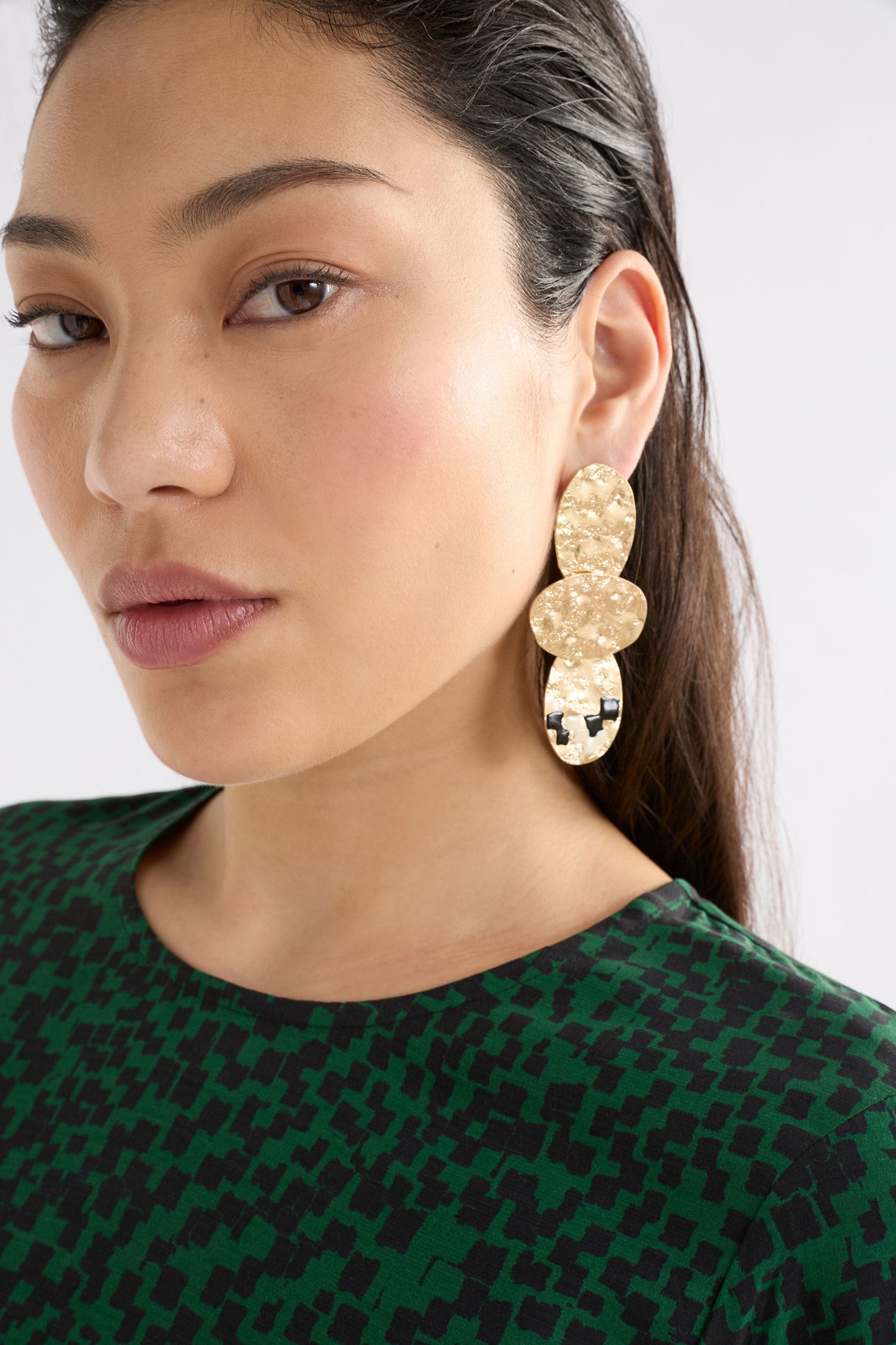 Kleuren Gold Disc Statement Drop Earring Model | GOLD