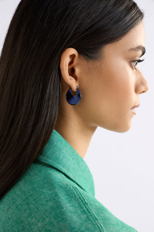 Saku Sunray Pattern Metallic Disc Hoop Earring Model | NAVY