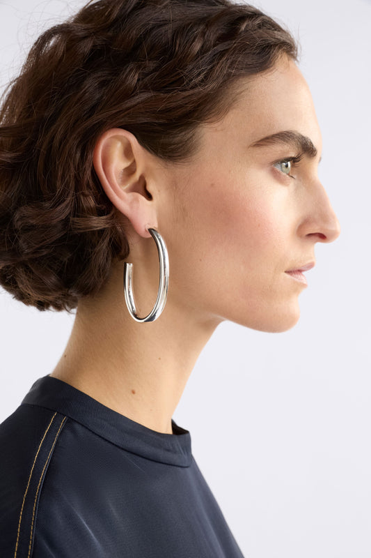 Tjor Thick Oval Large Hoop Earring Model | SILVER