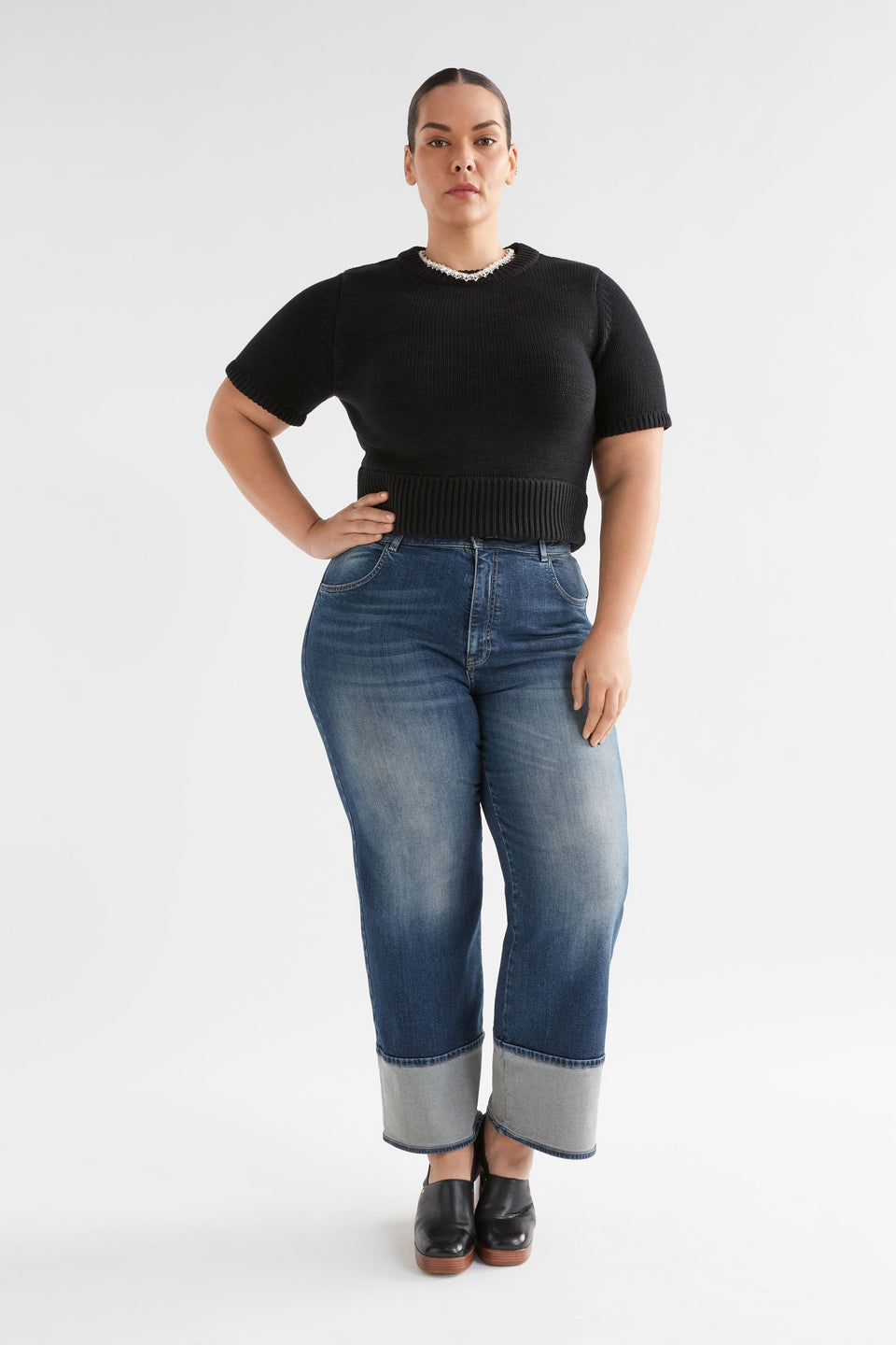 Modell Wide Straight Leg Organic Cotton Stretch Cuff Jean Curve Model Front  | FADED INDIGO
