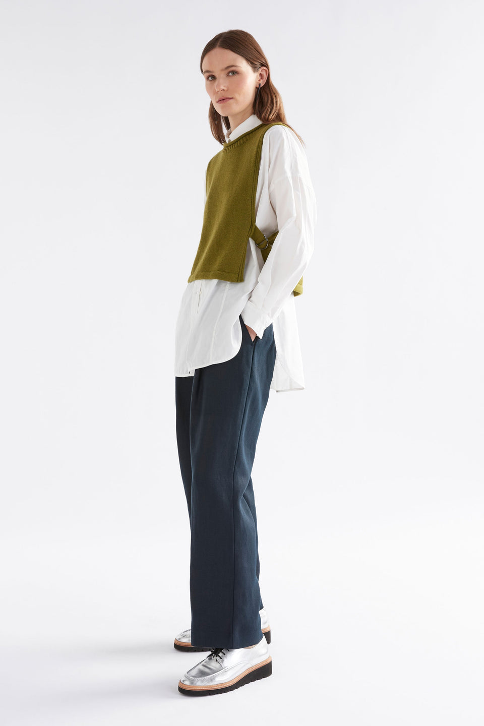 Miraa Organic Cotton Open Side Crop Vest with Adjustable D-Ring Closure Model Front Fully body | ARTICHOKE