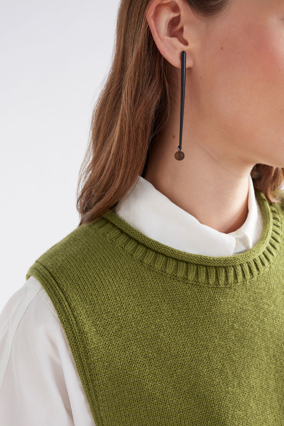 Miraa Organic Cotton Open Side Crop Vest with Adjustable D-Ring Closure Model neck detail | ARTICHOKE