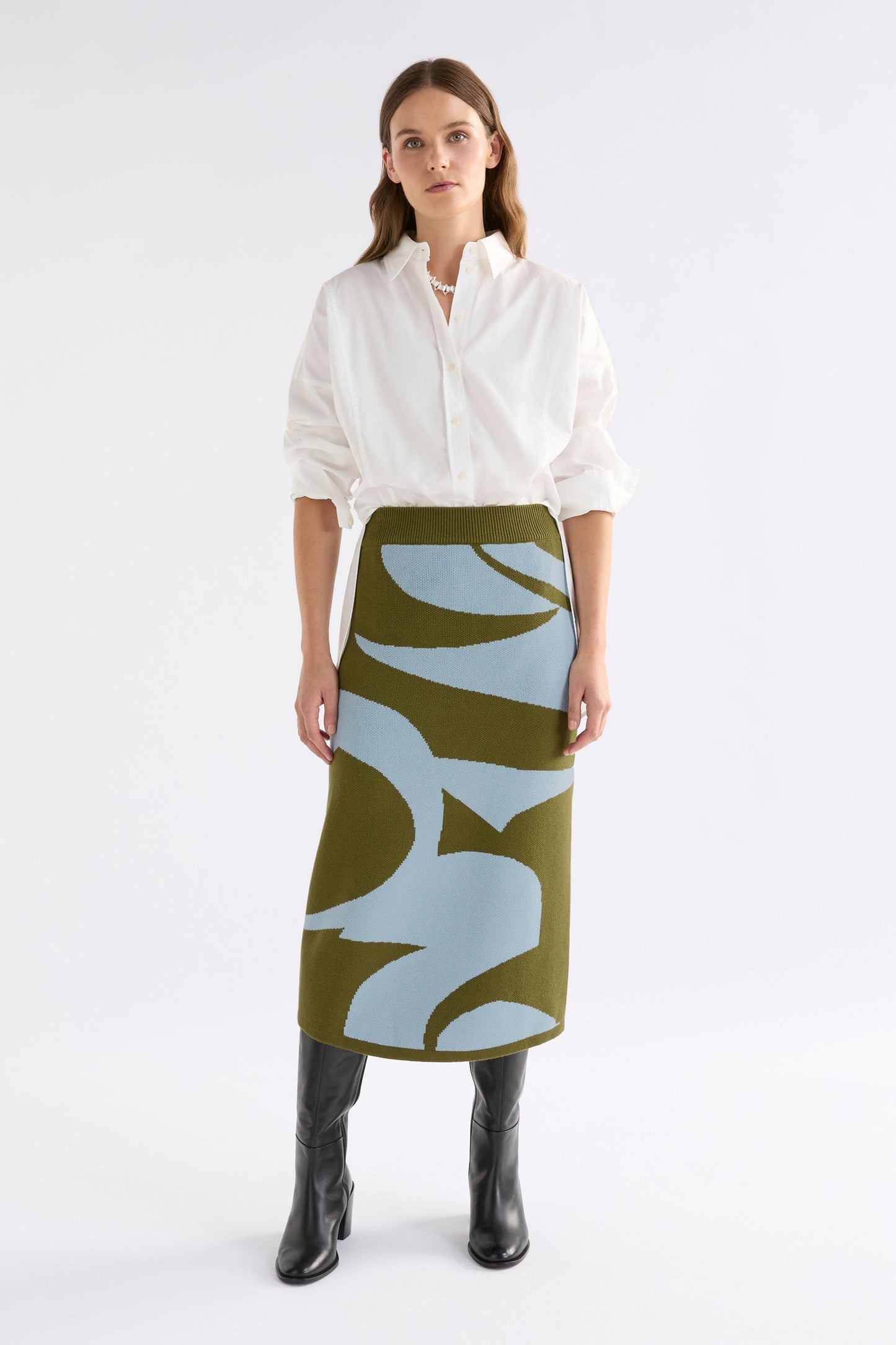 Leben Organic Cotton Pattern Knit Midi Pencil Skirt Model Front | WASHER BLUE ARTICHOKE