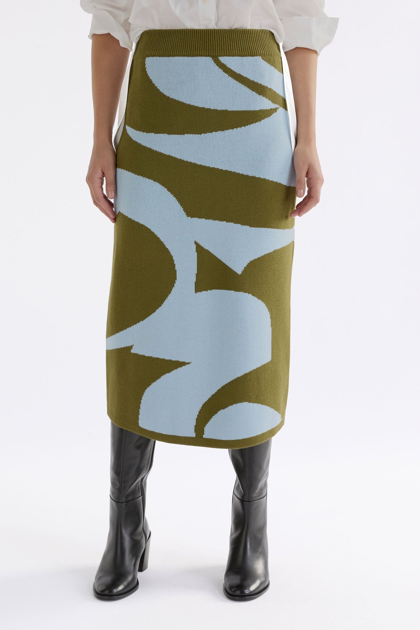 Leben Organic Cotton Pattern Knit Midi Pencil Skirt Model Front Crop | WASHER BLUE ARTICHOKE