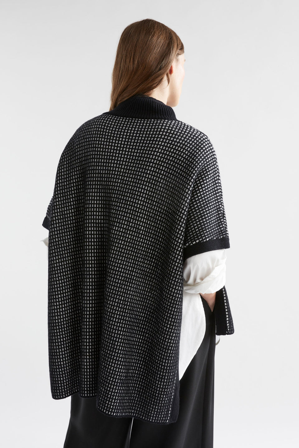 Cheil High Neck Zip Up Poncho Model Back| BLACK WHITE