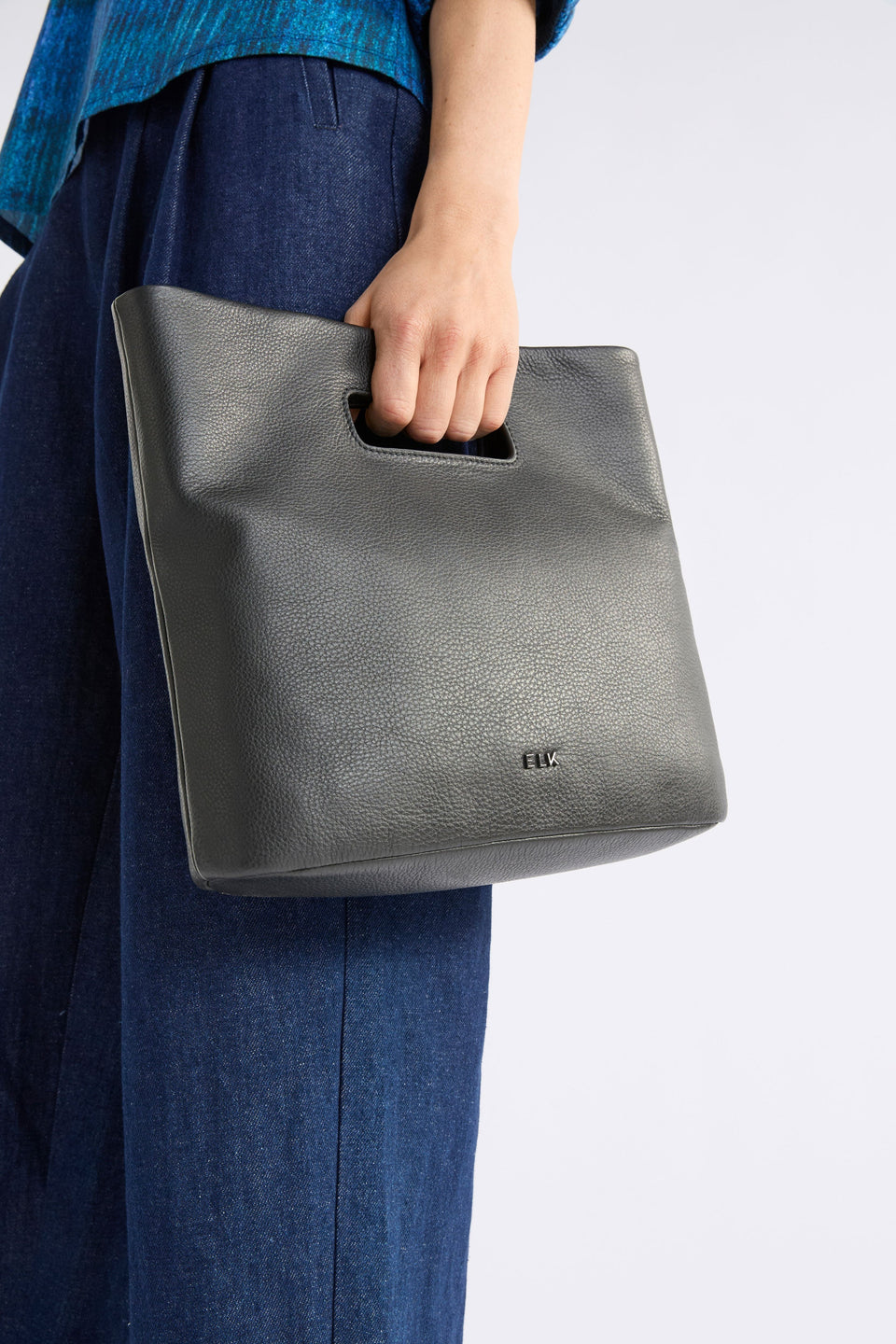 Vio Tote without strap on model | BLACK