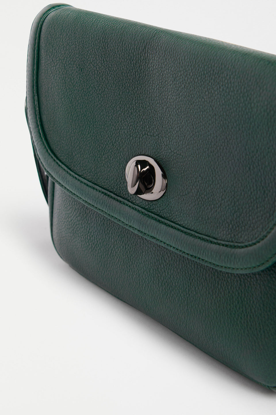 Unden Crossbody Bag Flat Lay Close Up detail | FOREST GREEN