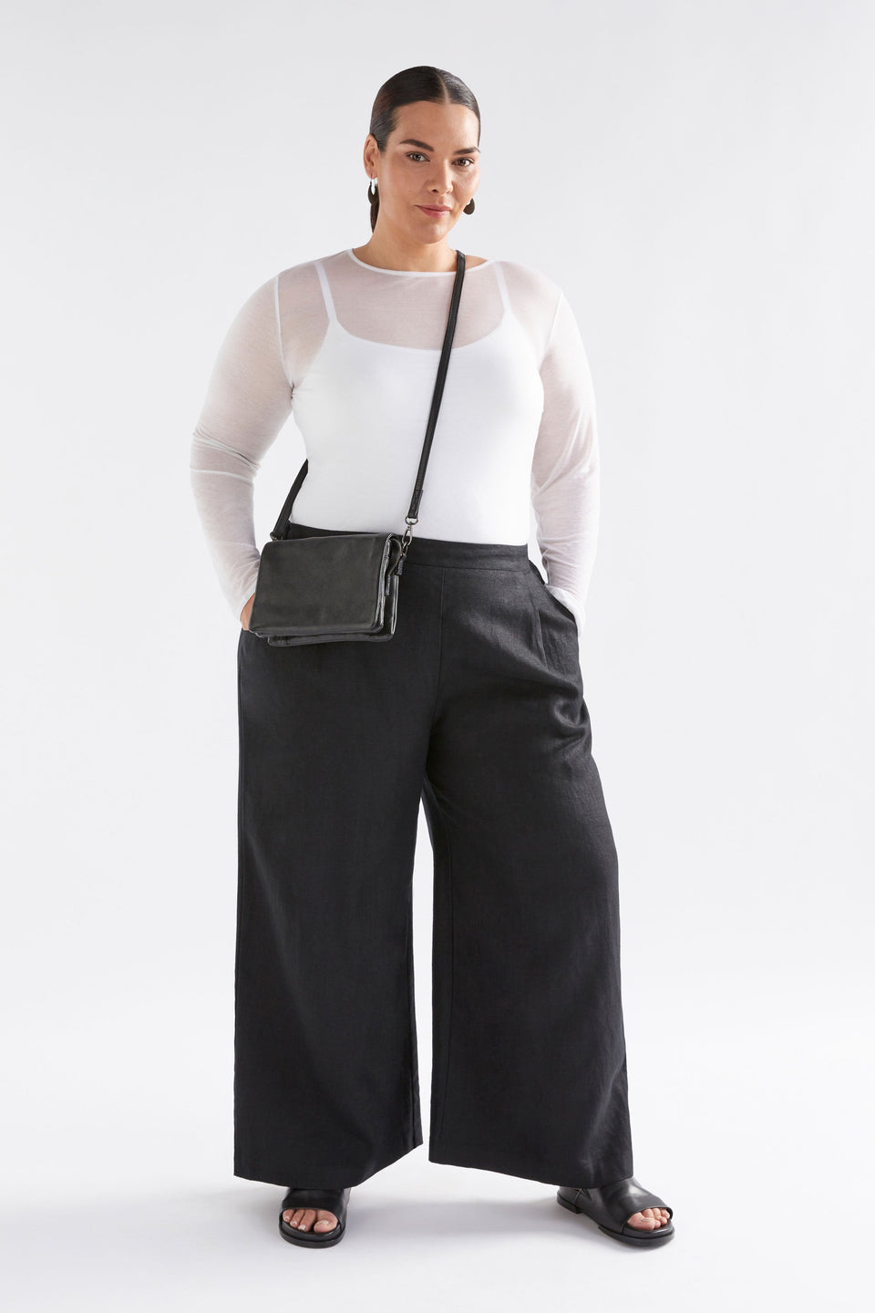Innset Small Bag Front  Model | CHOCOLATE
