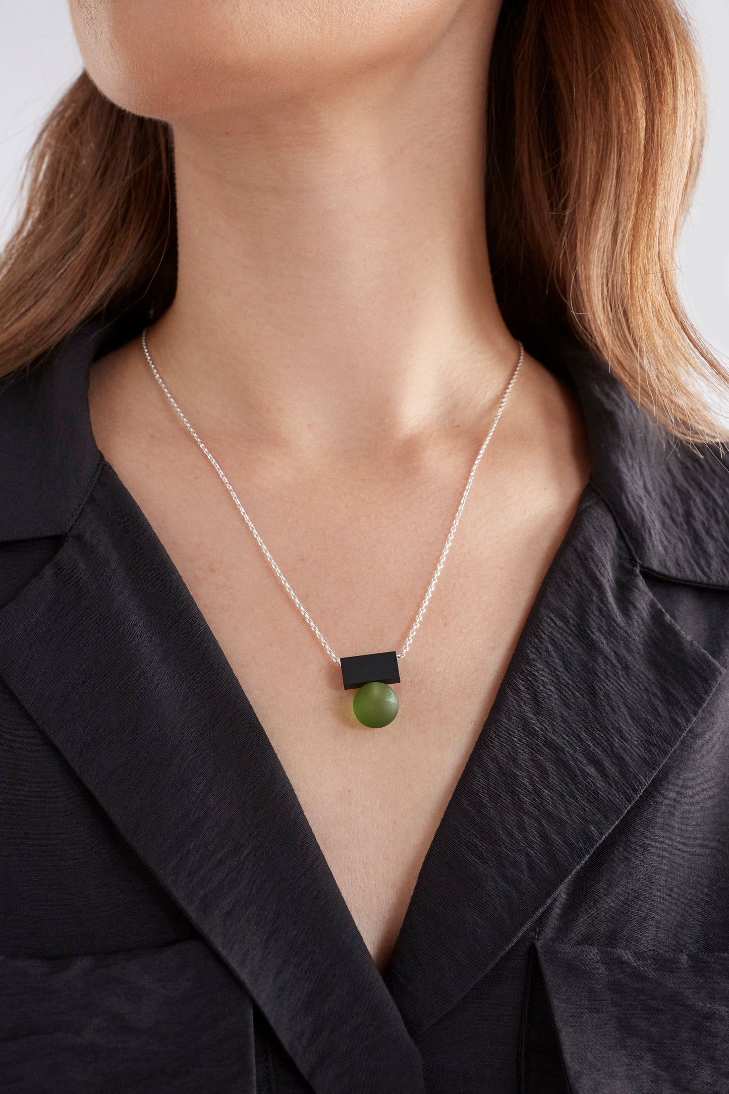 Sjetka Fine Chain and Simple Geometric Pendant Necklace Model crop | SILVER