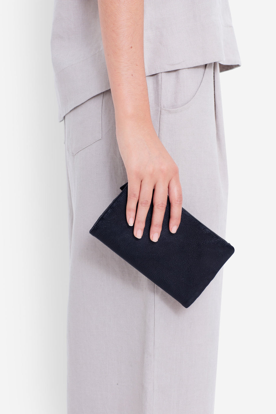 Hanna Simple Leather Zip Up Wallet Model Front | Black