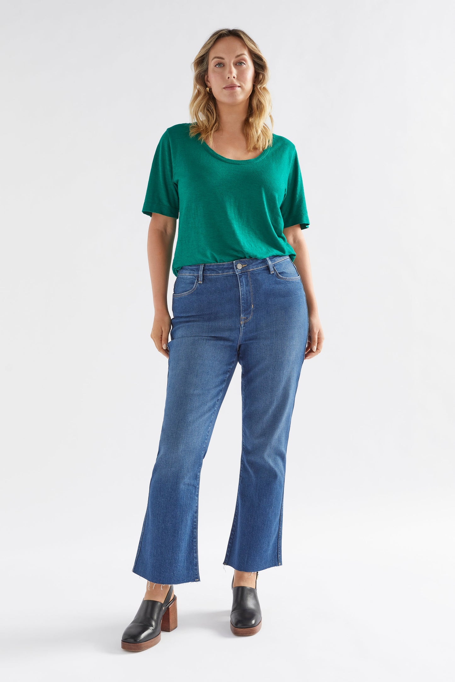 Skala Cotton-Hemp Scoop Neck Basic Tee plus Model Front full body | JEWEL GREEN