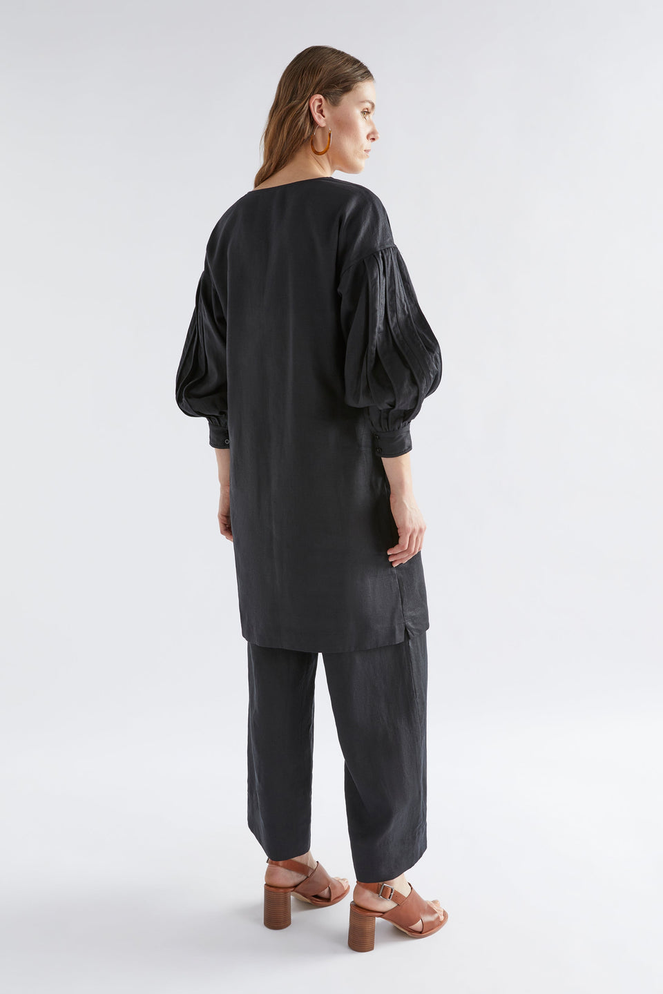 Vassa Linen Pleated Balloon Sleeve V-Neck Shift Dress Model Studio Back | BLACK