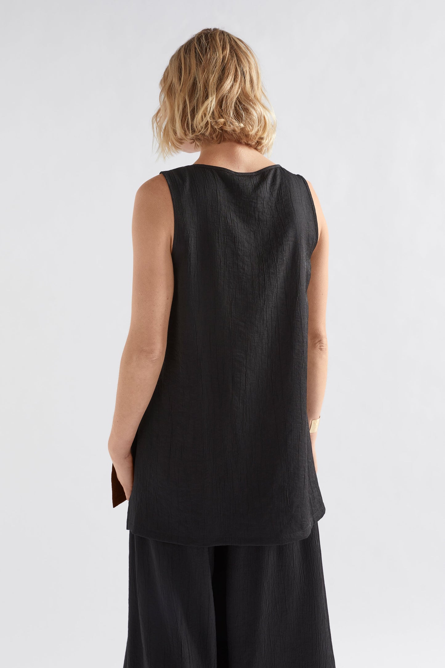 Joen Crinkle Fabric Tunic Top Model Back | BLACK