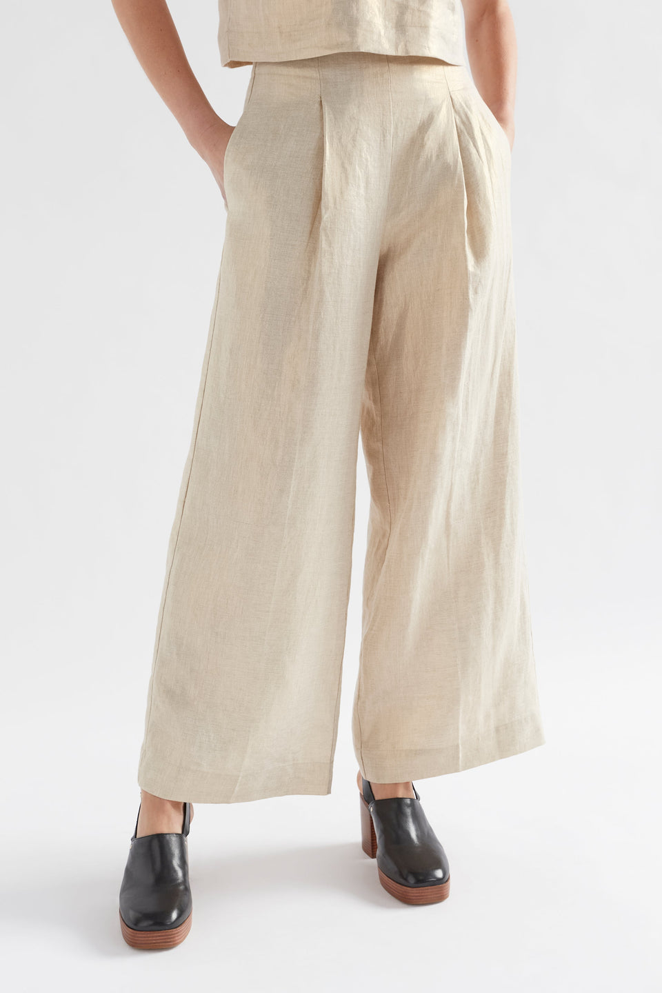 Metalen Gold Linen Wide Leg High Waisted Pant Model Front crop | GOLD LINEN