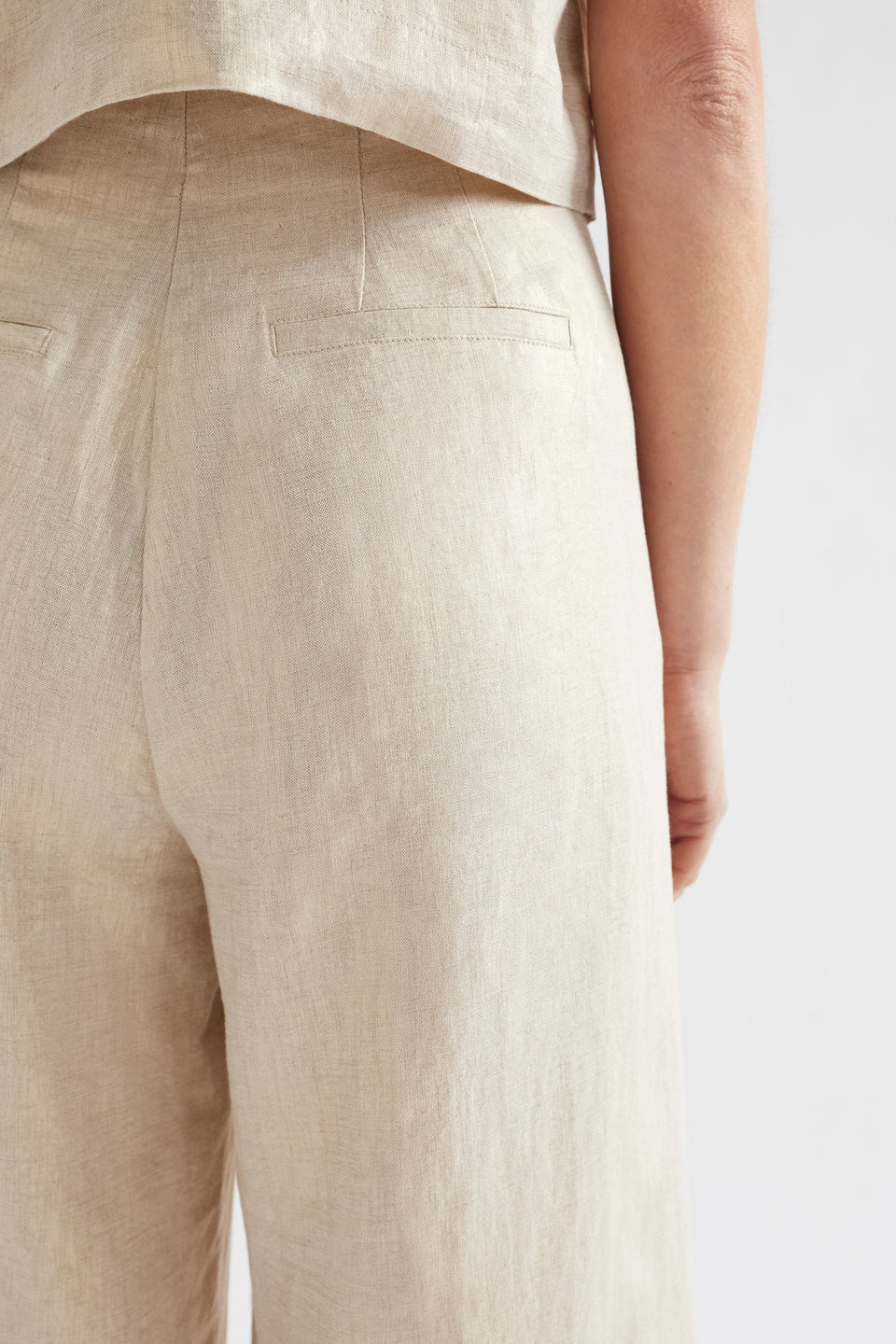 Metalen Gold Linen Wide Leg High Waisted Pant Model Back detail | GOLD LINEN