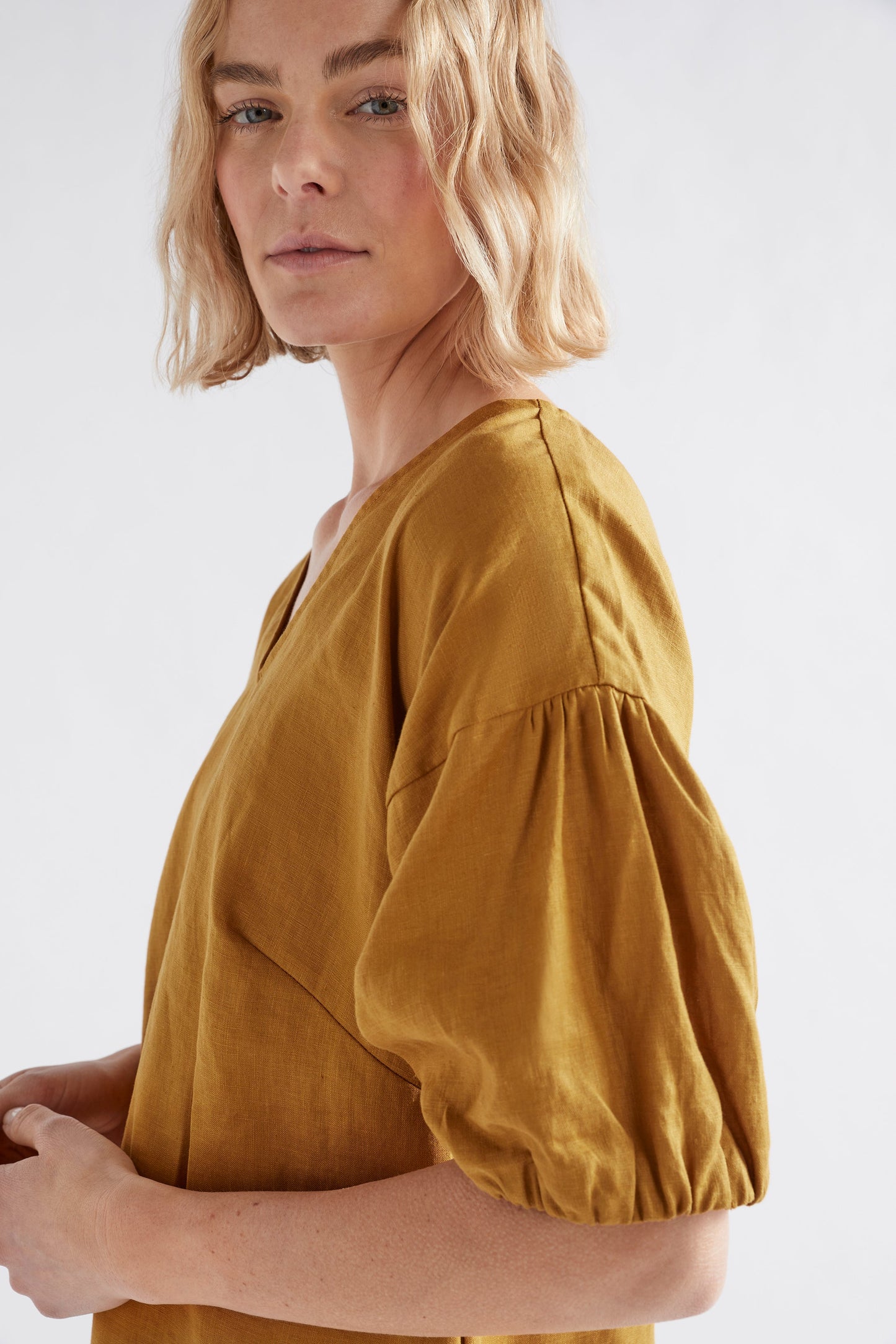 Strom Linen Puff Sleeve V-Neck Knee Length Dress Model Sleeve Detail | HONEY GOLD