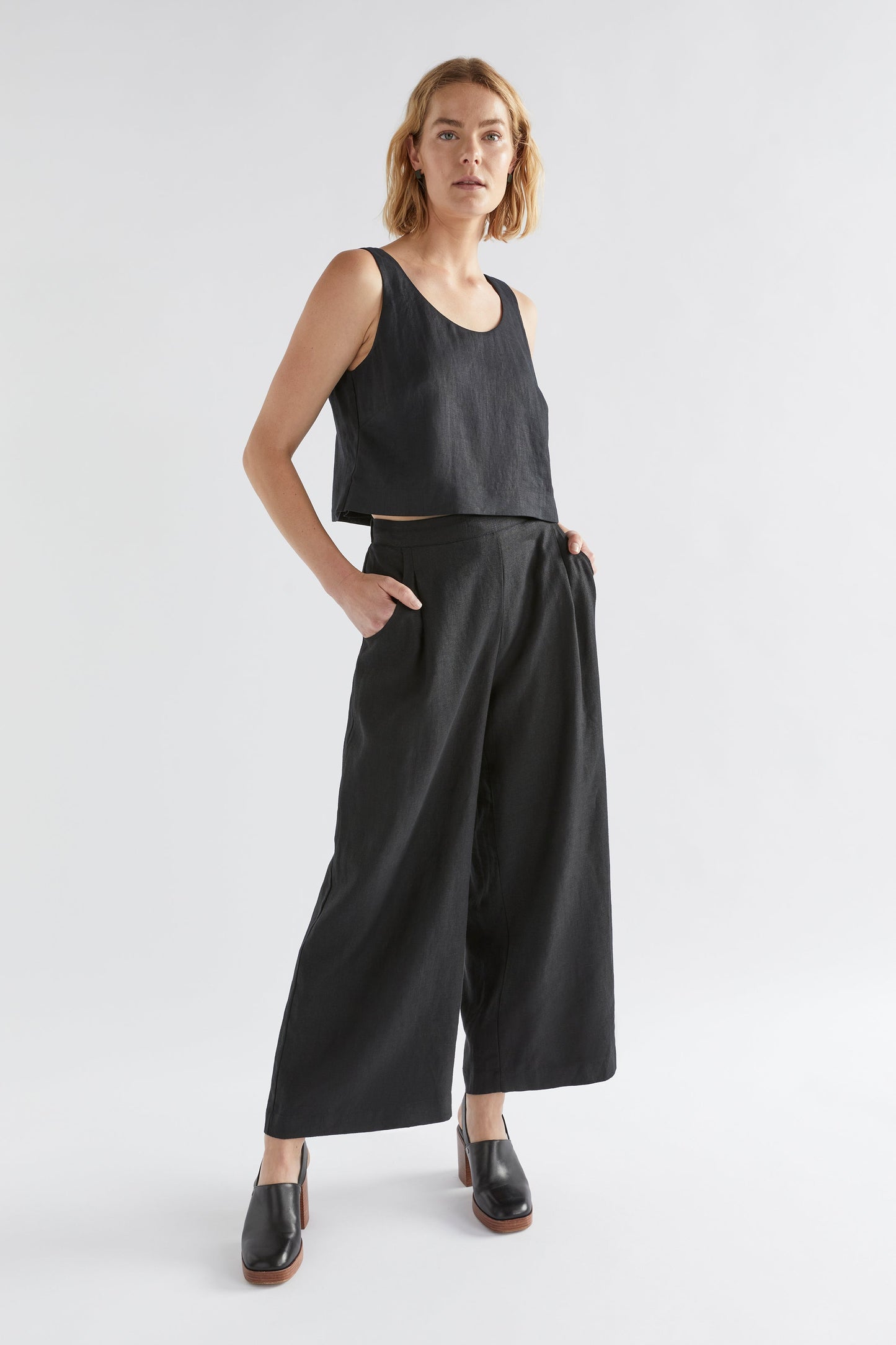 Strom Cropped Linen Tank Model Front full Body | BLACK