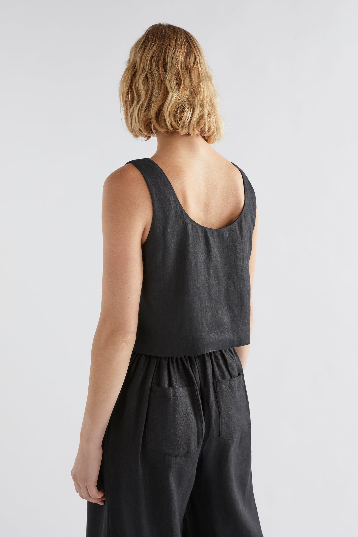 Strom Cropped Linen Tank Model Back | BLACK