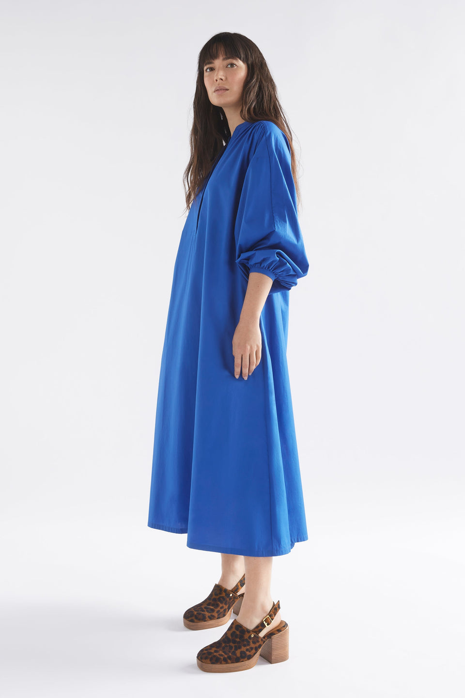 Deze Balloon Sleeve Waisted Cotton Midi Dress Model Side | ULTRAMARINE