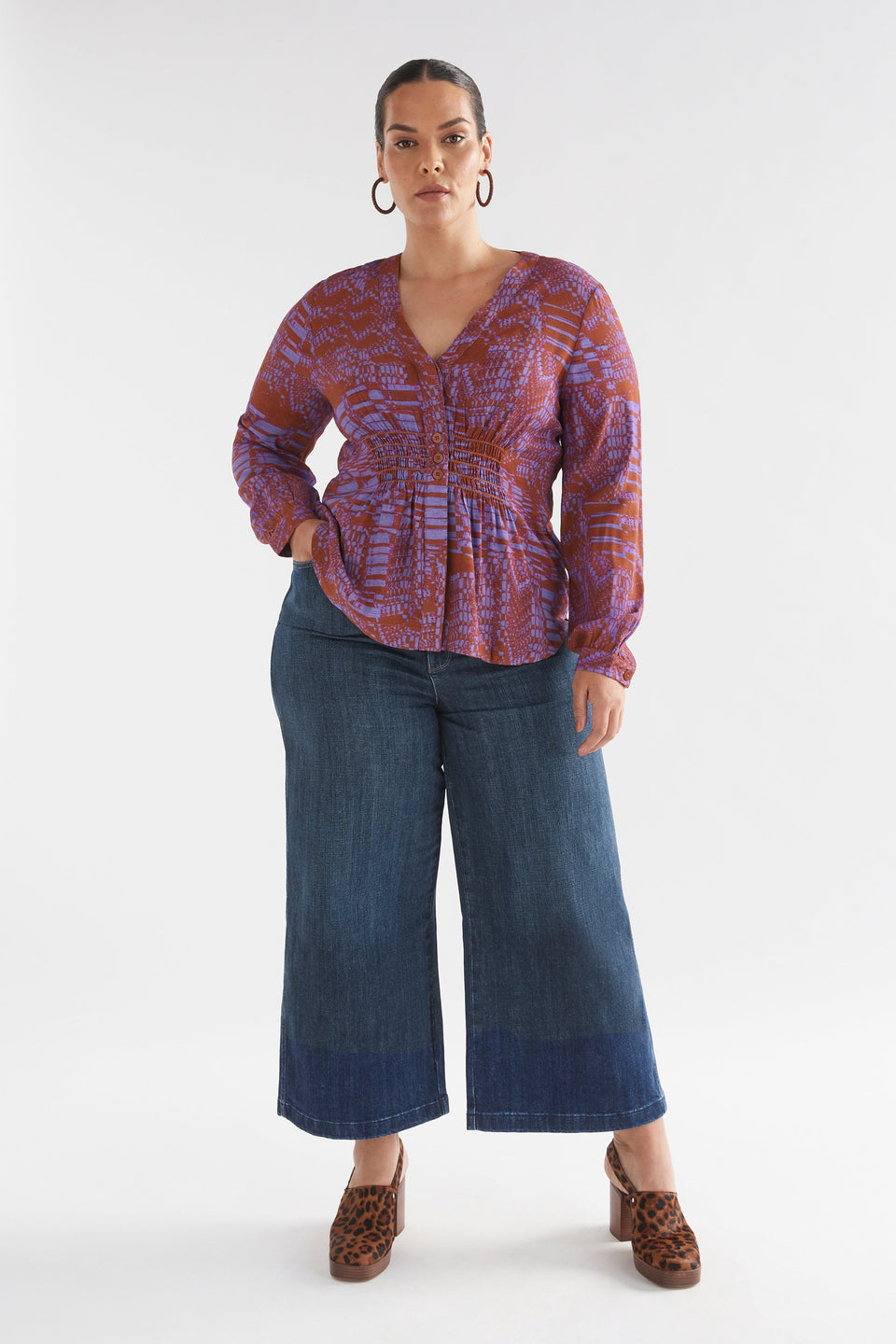 Neil Long Sleeve Shirred V-Neck Print Top Curve Model Front Full Body | MAGIC PRINT
