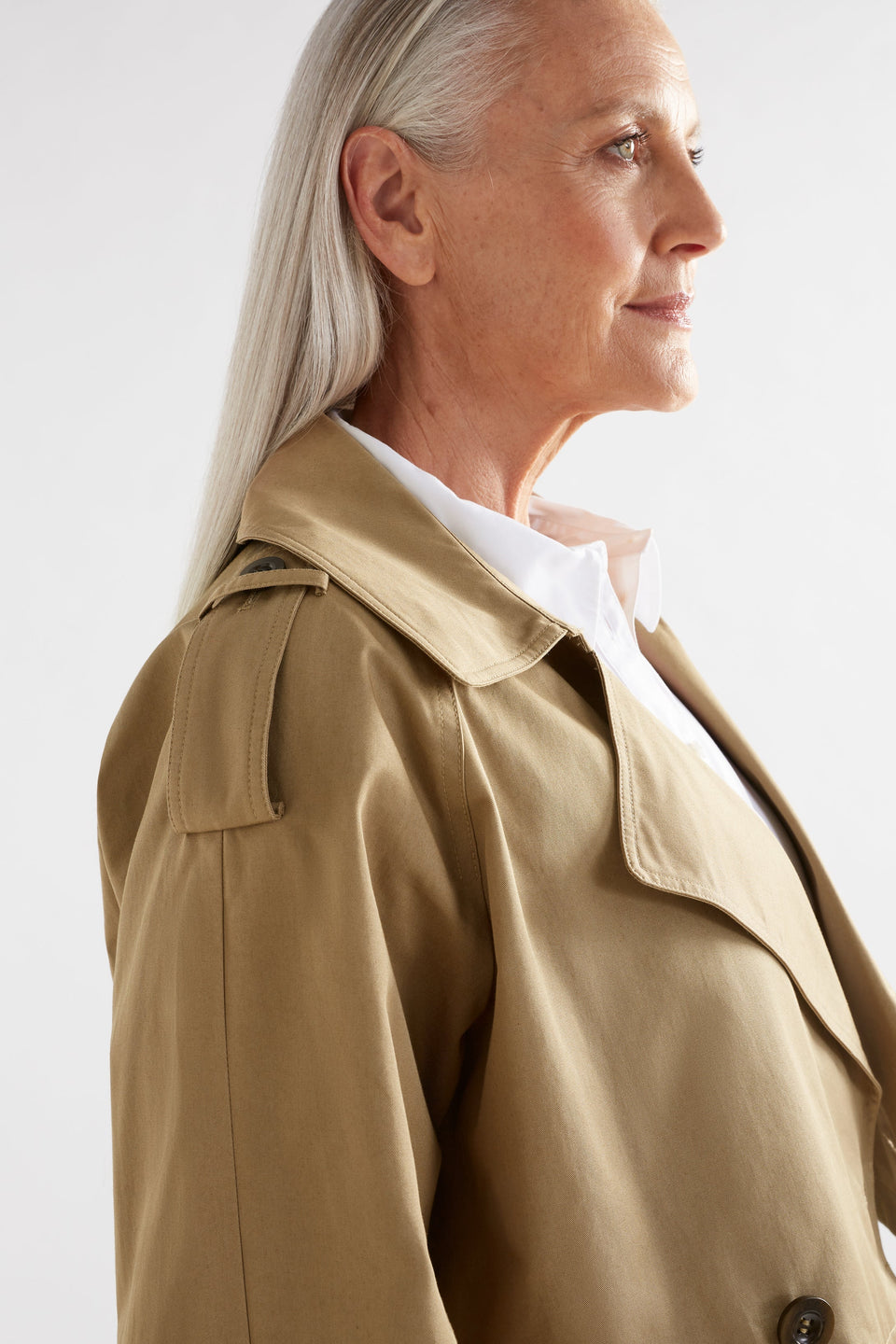 Ruoy Organic Cotton Twill Cropped Trench Style Jacket Model Side Detail | SANDSTONE