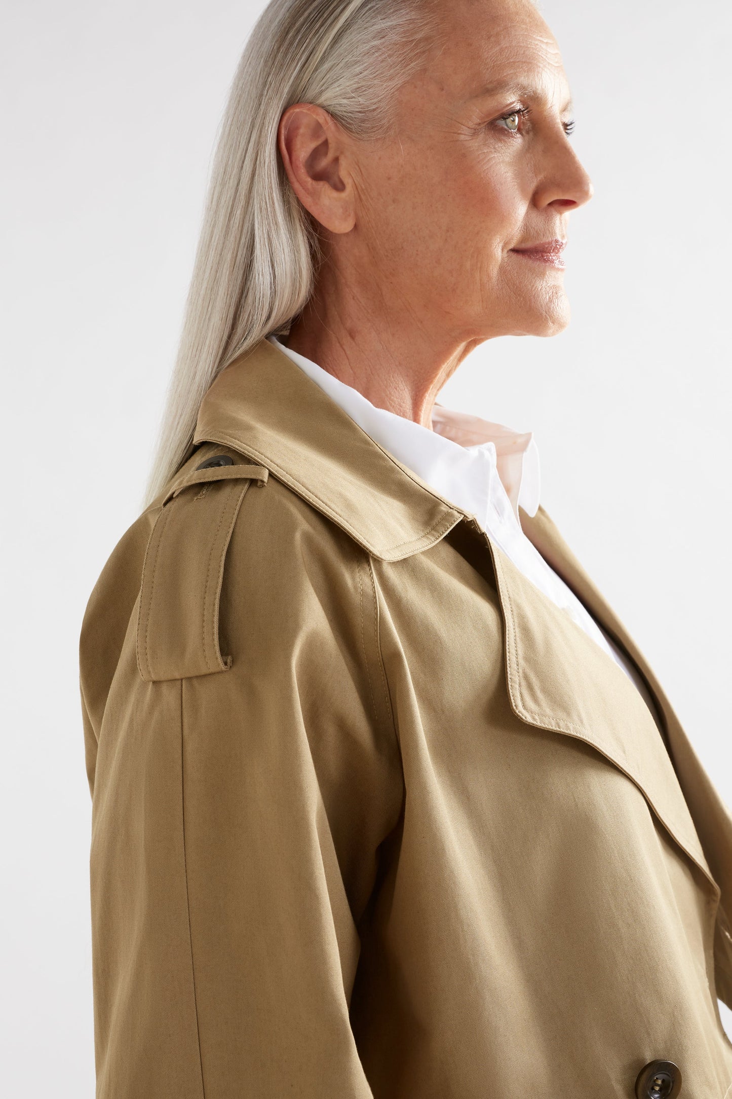 Ruoy Organic Cotton Twill Cropped Trench Style Jacket Model Side Detail | SANDSTONE
