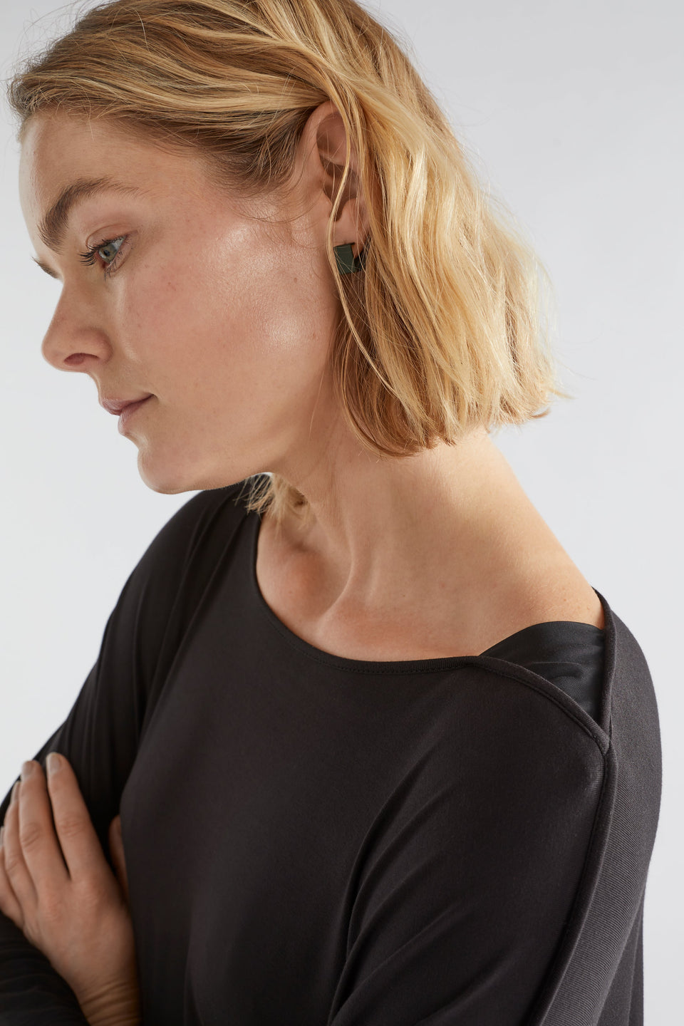 Wide Stretch Classic Jersey Dress Model Jess Detail | Black