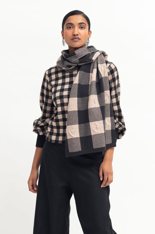 Karo Large Gingham Pattern Knitted Scarf Model Front | BLACK CAMEL GINGHAM