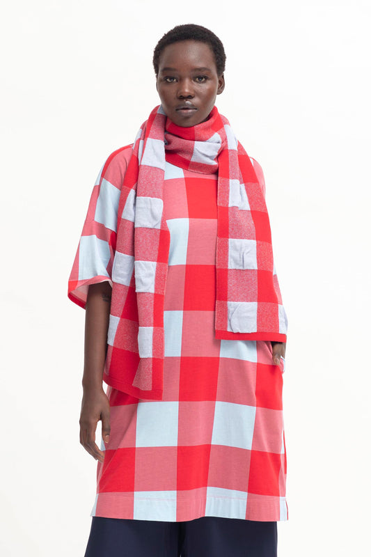 Karo Large Gingham Pattern Knitted Scarf Model Front | RED POWDER BLUE GINGHAM