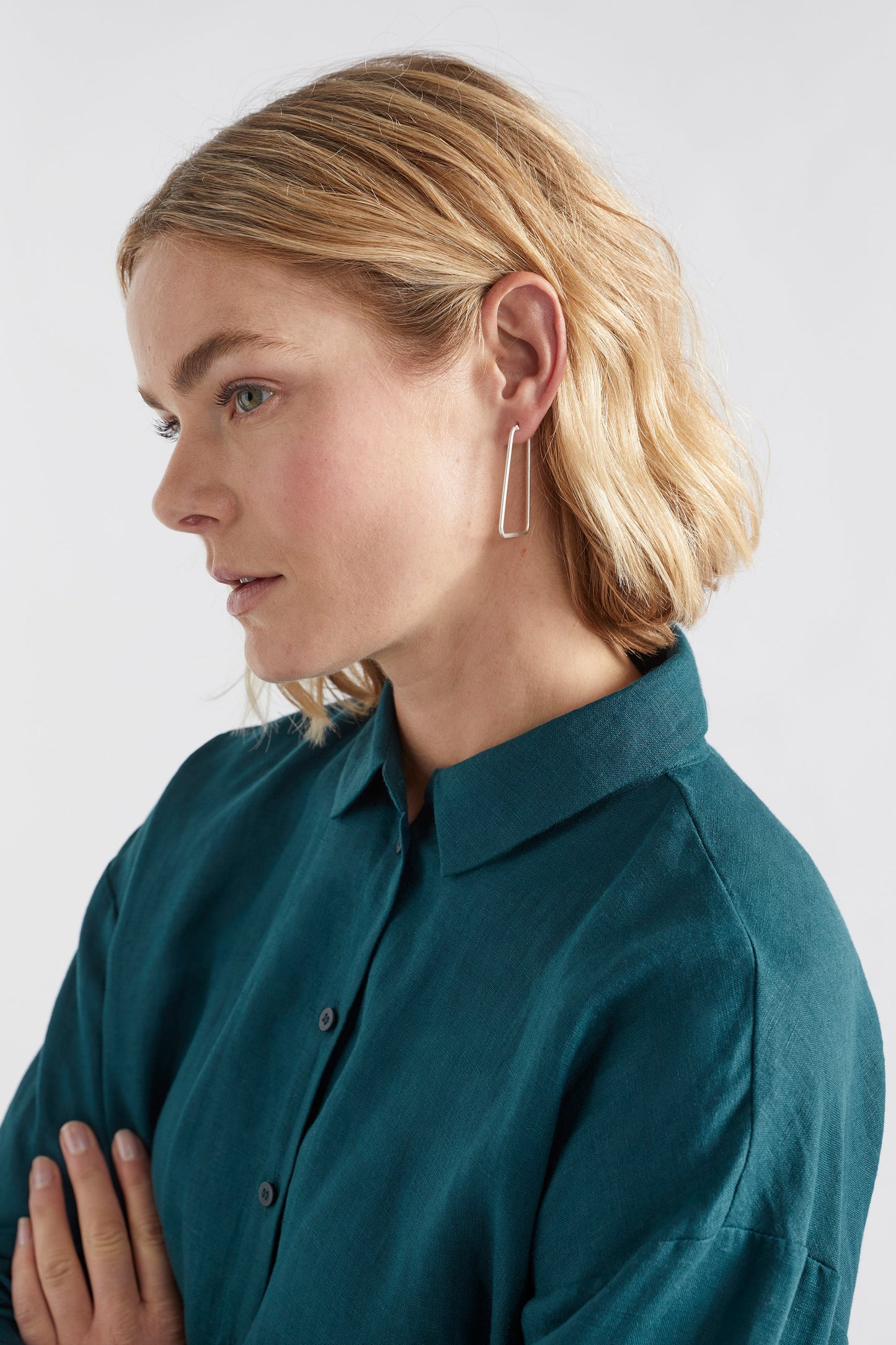 Nes Asymmetric Rectangle Hoop Fine Metal Earring model | SILVER