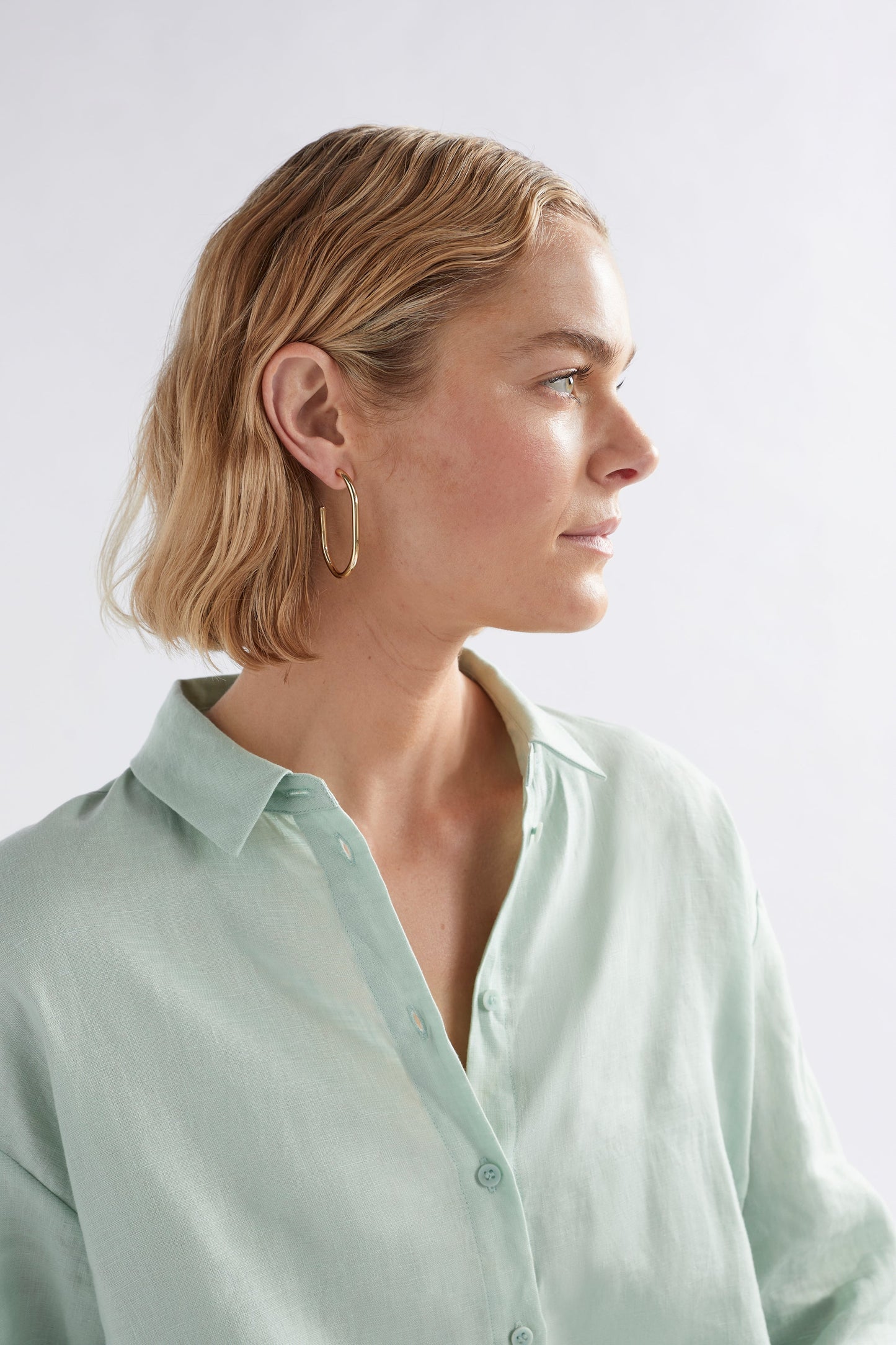 Rei Gold Oval Hoop Earring Model | GOLD