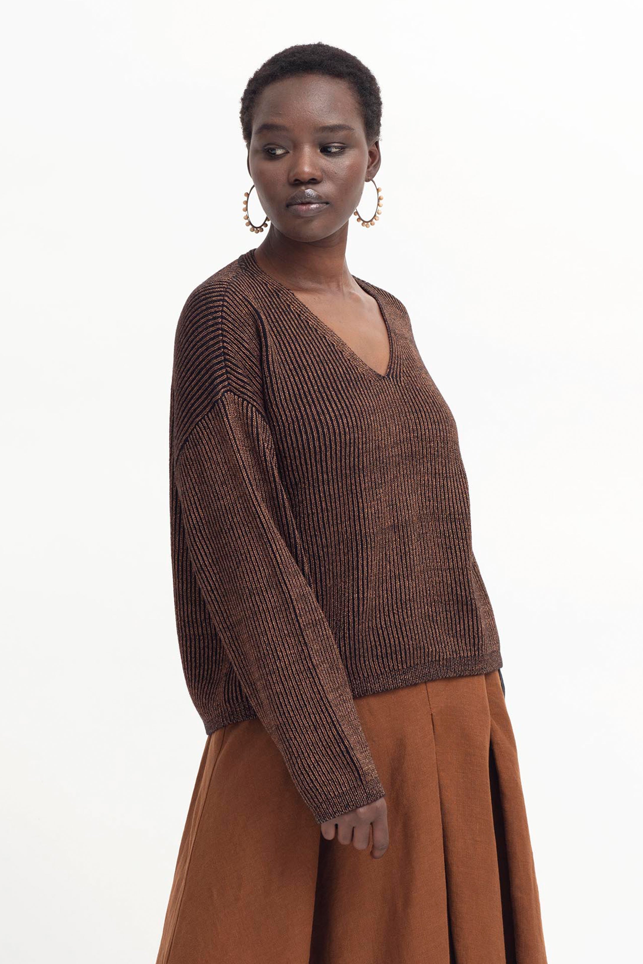 Glittra Lurex Knit Metallic Relaxed V-neck Sweater Model Front Angled | GOLDEN METALLIC