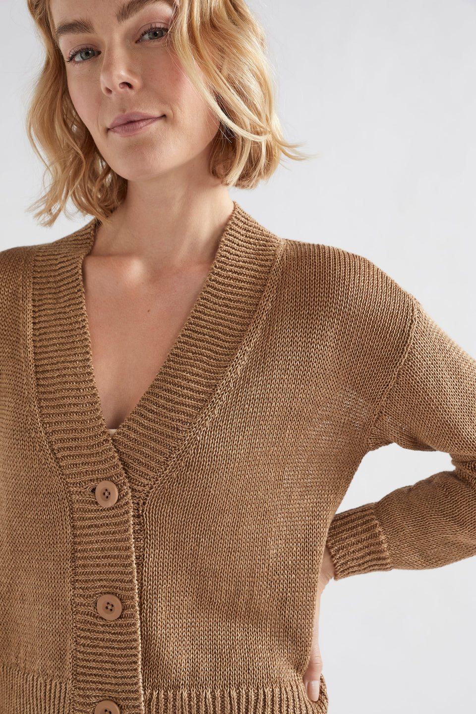 Keent Linen V-Neck Cardigan Model Front detail | CAMEL