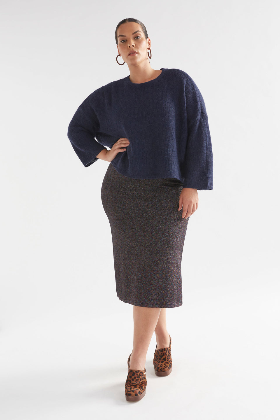 Galaxy Metallic Thread Knit Pencil Skirt Model Front Curve | BLACK MULTI METALLIC