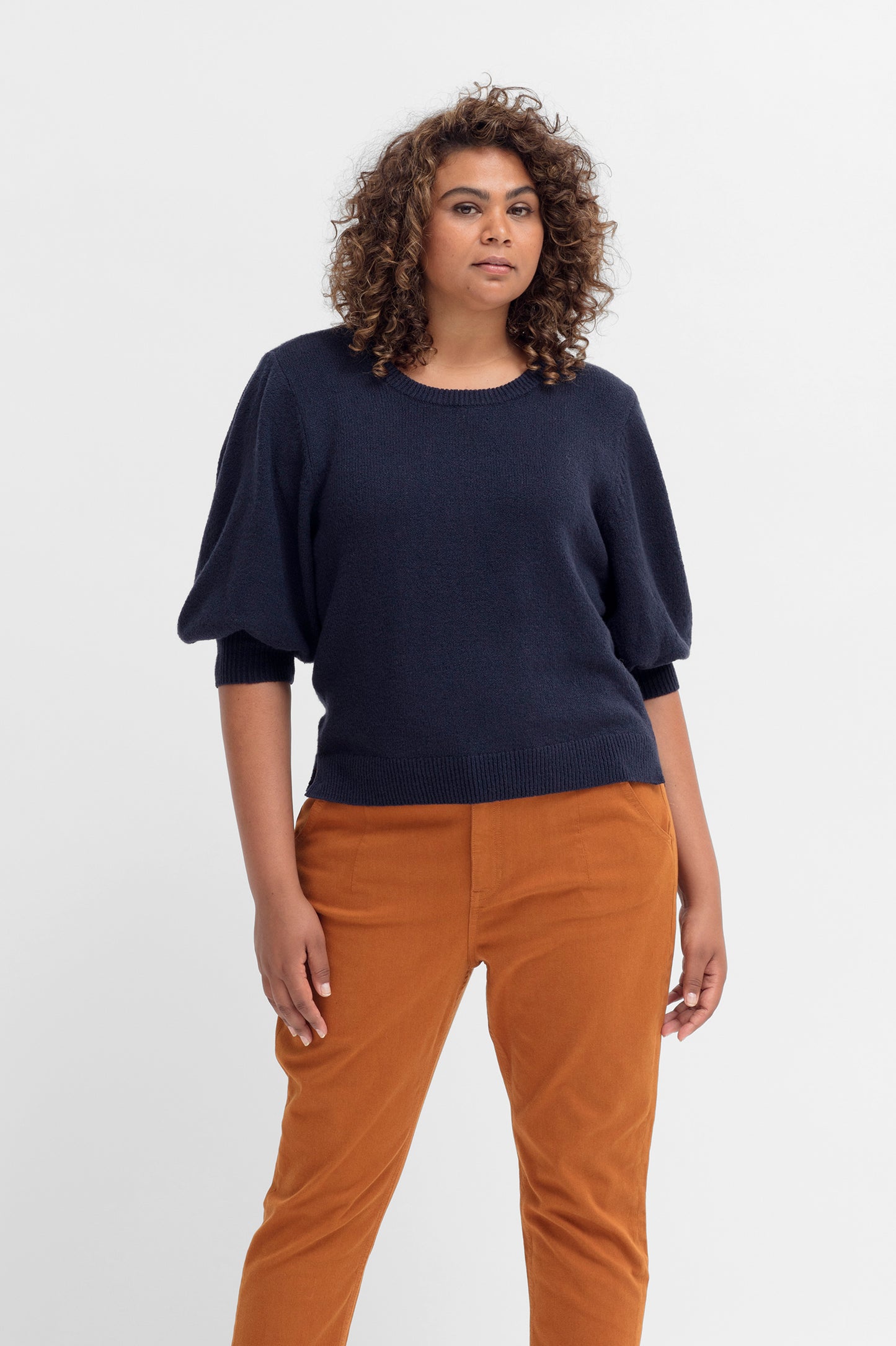3/4 Balloon Sleeve Cotton Farren Sweater Model Angled Front Anucia | MIDNIGHT