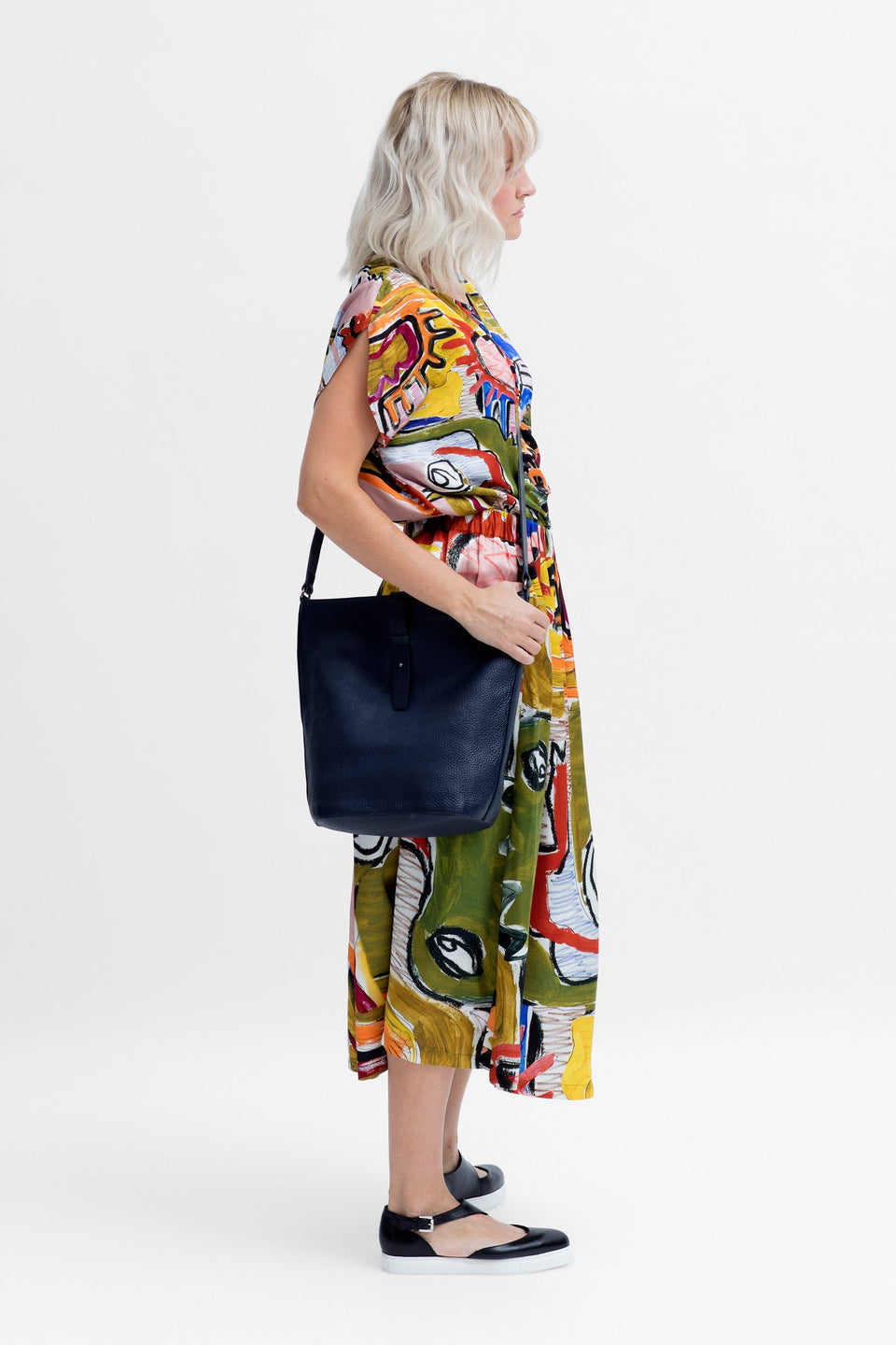 Fai Oval Cross Body Shoulder Leather Bucket Bag Model Front | NAVY